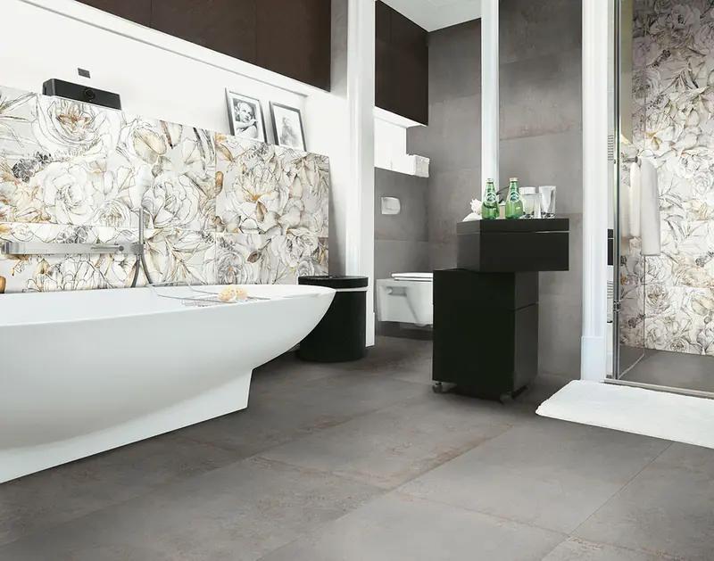 Bagno moderno con parete in ceramica di Sassuolo a decoro floreale 60x120