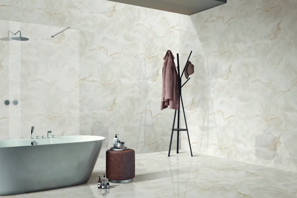 Bagno rivestito con lastre in ceramica di Sassuolo effetto onice avorio lucido