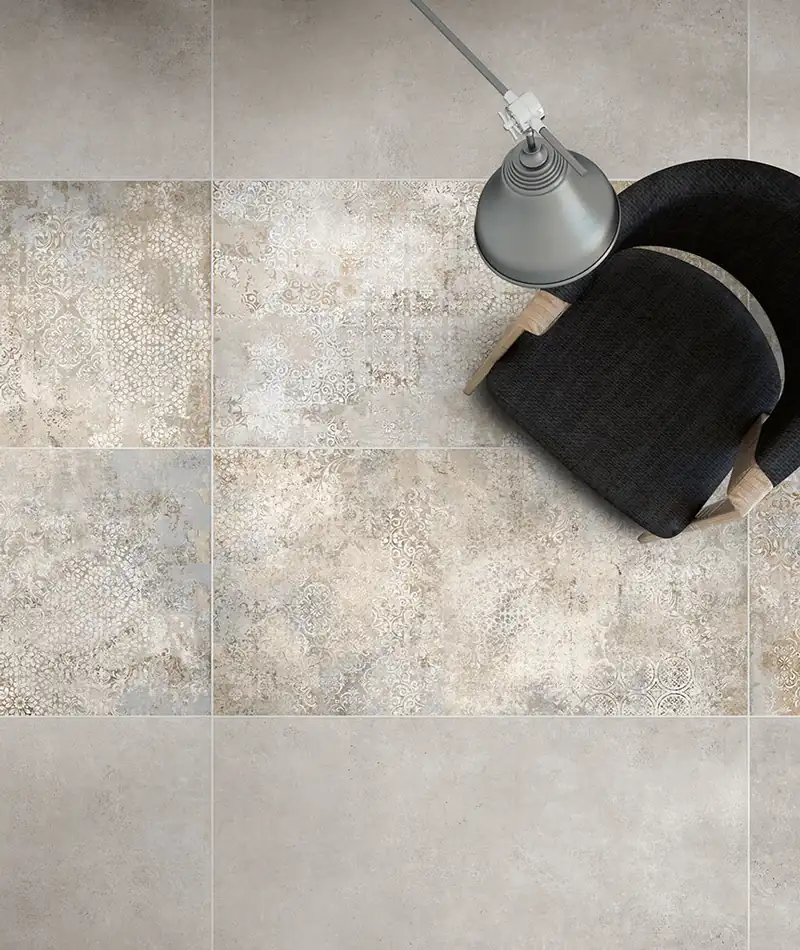 Pavimento in ceramica di Sassuolo con decoro damascato effetto invecchiato