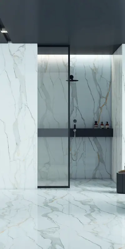 Bagno rivestito con grandi lastre in ceramica di Sassuolo effetto marmo bianco